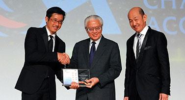 ISCA Advisor presenting a token of appreciation to Singapore President Tony Tan